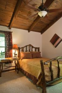a bedroom with a bed and a wooden ceiling at The Dogwood Breeze in Aquone