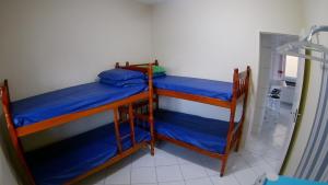 เตียงสองชั้นในห้องที่ Apartamento Guaratuba