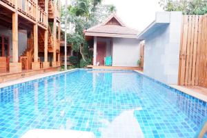 uma piscina numa villa com uma casa em Yotaka@Pai em Pai