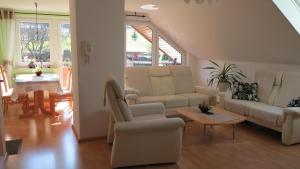 ein Wohnzimmer mit einem Sofa und einem Tisch in der Unterkunft Ferienwohnung Herrnberg in Baden-Baden
