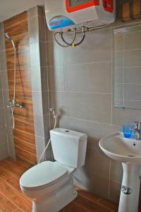 Sapa Aroma Hotel في سابا: حمام مع مرحاض ومغسلة