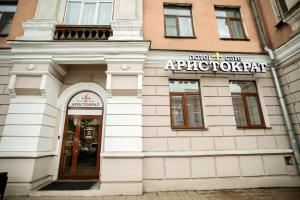 um edifício com uma placa na frente dele em Boutique Hotel Aristocrat em Irkutsk