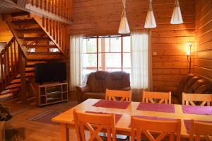 ein Wohnzimmer mit einem Tisch und einem Sofa in der Unterkunft Holiday Village Himmerki in Posio