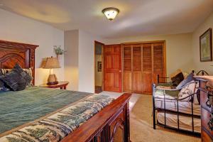 1 dormitorio con 1 cama grande y 1 silla en Gold King Lodge Home, en Breckenridge