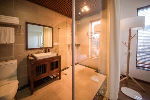 Koupelna v ubytování Dali Rong lu Hotel + 37 fotografií
