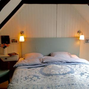 FrøstrupにあるGlædegårdenのベッドルーム1室(大型ベッド1台、枕2つ付)