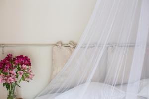 Tempat tidur dalam kamar di Kuursaal Guesthouse