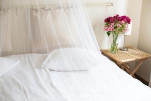 Tempat tidur dalam kamar di Kuursaal Guesthouse