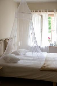 Tempat tidur dalam kamar di Kuursaal Guesthouse