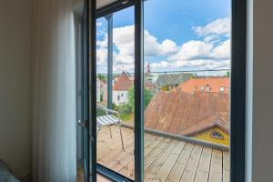 una puerta corredera de cristal con vistas a una terraza en Cosy city apartment en Pärnu