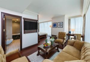 - un salon avec un canapé et une télévision dans l'établissement Elite World Istanbul Taksim Hotel, à Istanbul