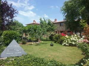 una casa con un patio con un cartel delante en Agriturismo Dolce Verde, en Castiglione del Lago