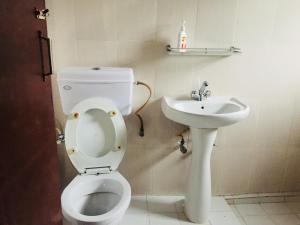 A bathroom at Wild Planet Eco Retreat