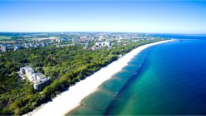 una vista aérea de la playa y del océano en Diune Resort by Zdrojowa en Kołobrzeg