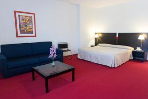 A bed or beds in a room at Park Hotel Centro Congressi Még 37 kép
