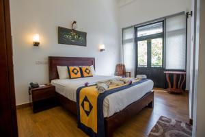 1 dormitorio con 1 cama grande en una habitación en Villa Tissa Beach Resort, en Weligama