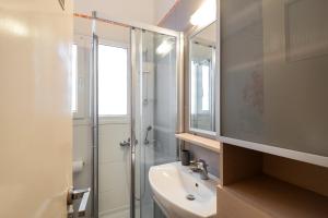 A bathroom at Acropolis Stylish Suite Még 15 kép