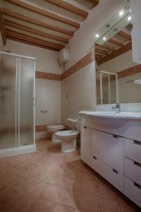 a bathroom with a toilet and a sink and a shower at Ospiti del Borgo - Casa del Giusti in Lorenzana