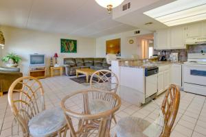 Il comprend une cuisine et un salon avec des chaises et une table. dans l'établissement Fiesta Sol Condominiums, à South Padre Island
