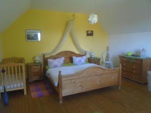 a bedroom with a wooden bed with a canopy at Ferienhaus nahe vom Weissen See in Wesenberg