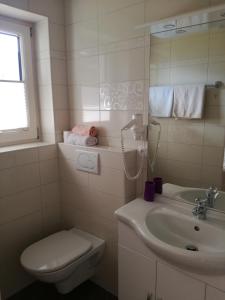 Koupelna v ubytování Gästehaus Holaus