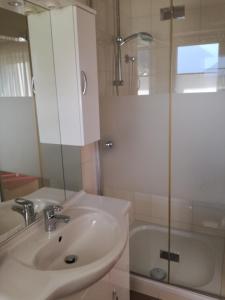Koupelna v ubytování Gästehaus Holaus