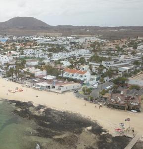 een luchtzicht op een strand en gebouwen bij Apartamentos Erika - Adults Only in Corralejo