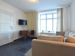 een woonkamer met een bank en een tafel bij Modern Apartment with Garden in Wismar in Wismar