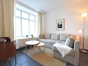 ein Wohnzimmer mit einem Sofa und einem Tisch in der Unterkunft Modern Apartment with Garden in Wismar in Wismar