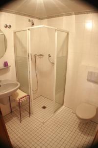 Kylpyhuone majoituspaikassa Hotel Rebstock