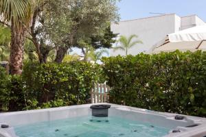 Bazén v ubytování Baia Marticana Residence Hotel nebo v jeho okolí