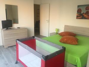 ein Schlafzimmer mit einem farbenfrohen Bett und einem TV in der Unterkunft Casadolcecasa in Bologna
