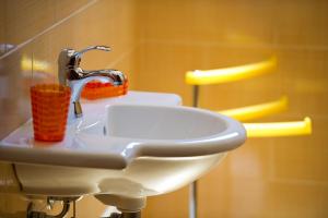 lavabo con grifo en el baño en Al Cantuccio, en Castelluzzo 39 fotos más