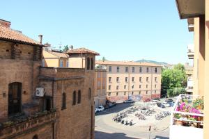 Blick auf eine Straße von einem Gebäude in der Unterkunft Casadolcecasa in Bologna