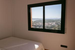 ベグールにある2 bedroom apartment close to the center of Begur. Terrace and panoramic sea views (Ref:H41)のベッドルーム1室(市街の景色を望む窓付)
