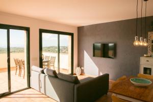 Posedenie v ubytovaní 2 bedroom apartment close to the center of Begur. Terrace and panoramic sea views (Ref:H41)