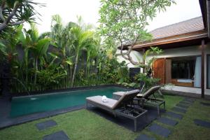 Der Swimmingpool an oder in der Nähe von Sandi Agung Villa