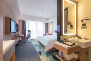 Televiisor ja/või meelelahutuskeskus majutusasutuses Hampton by Hilton Zhengzhou High-Tech Zone
