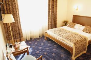 ein Hotelzimmer mit einem Bett und einem Fenster in der Unterkunft Schloss Hotel Wolfsbrunnen in Schwebda