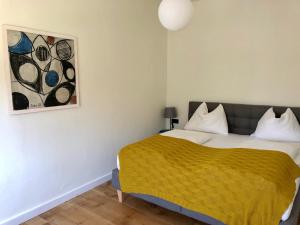 1 dormitorio con 1 cama y una pintura en la pared en Haus Franco, en Bleiburg