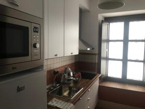 Kuchyň nebo kuchyňský kout v ubytování Apartamento Completo Santa Marina