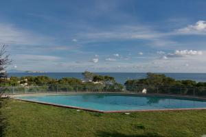 ein Schwimmbad mit dem Ozean im Hintergrund in der Unterkunft 2 bedroom apartment in Sa Punta, Begur- Sea views, terrace, pool and access to the beach (Ref:H29) in Begur