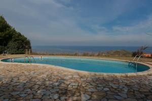 ベグールにある3 bedroom apartment in Aiguafreda, Begur. Terrace, panoramic views, pool. (Ref:H23)の石造りのパティオの中央にあるスイミングプール