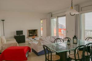 ベグールにある3 bedroom apartment in Aiguafreda, Begur. Terrace, panoramic views, pool. (Ref:H23)のリビングルーム(テーブル、椅子付)