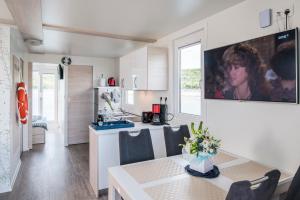 A kitchen or kitchenette at Floating Holiday Home