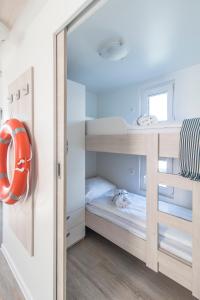 Posteľ alebo postele v izbe v ubytovaní Floating Holiday Home