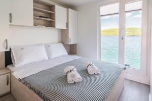 Posteľ alebo postele v izbe v ubytovaní Floating Holiday Home