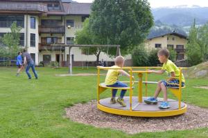 Ο χώρος παιχνιδιού για παιδιά στο Alpenchalet Stadlpoint