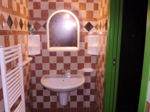 bagno con lavandino e specchio di Residenza Graziella a Cavedago