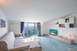 Televízia a/alebo spoločenská miestnosť v ubytovaní amalfi coast mareblu